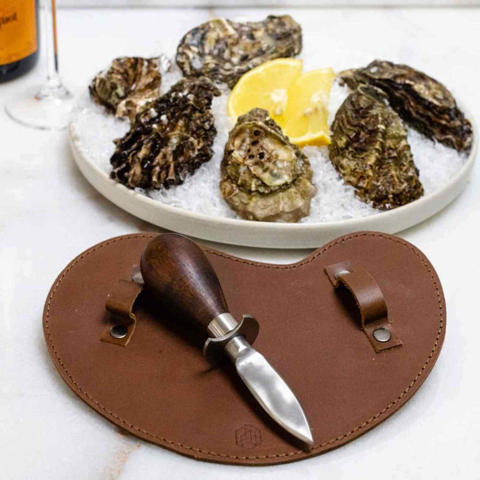 Oyster set with leather glove
