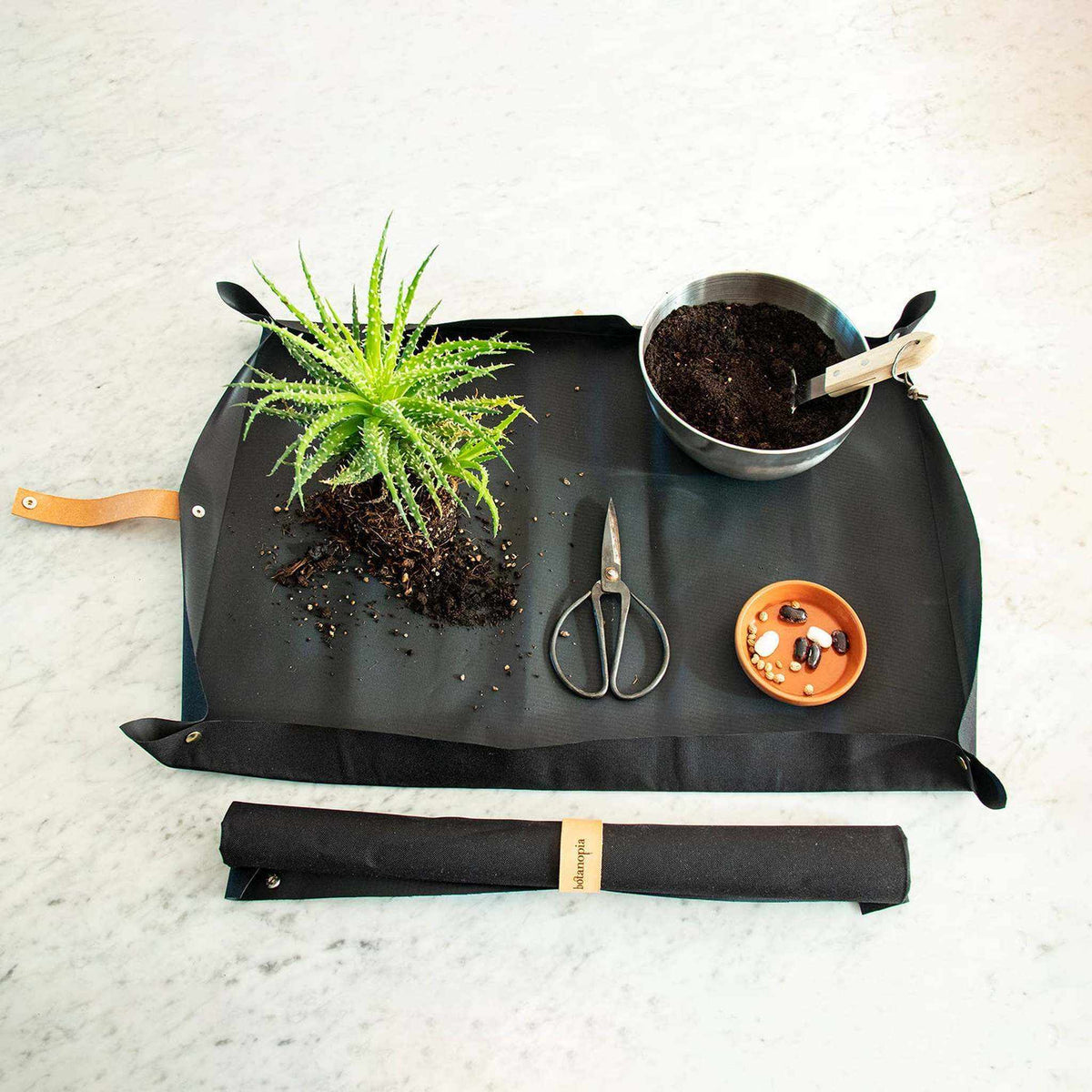 Potting tarp for urban gardening: Vegan black ribbon
