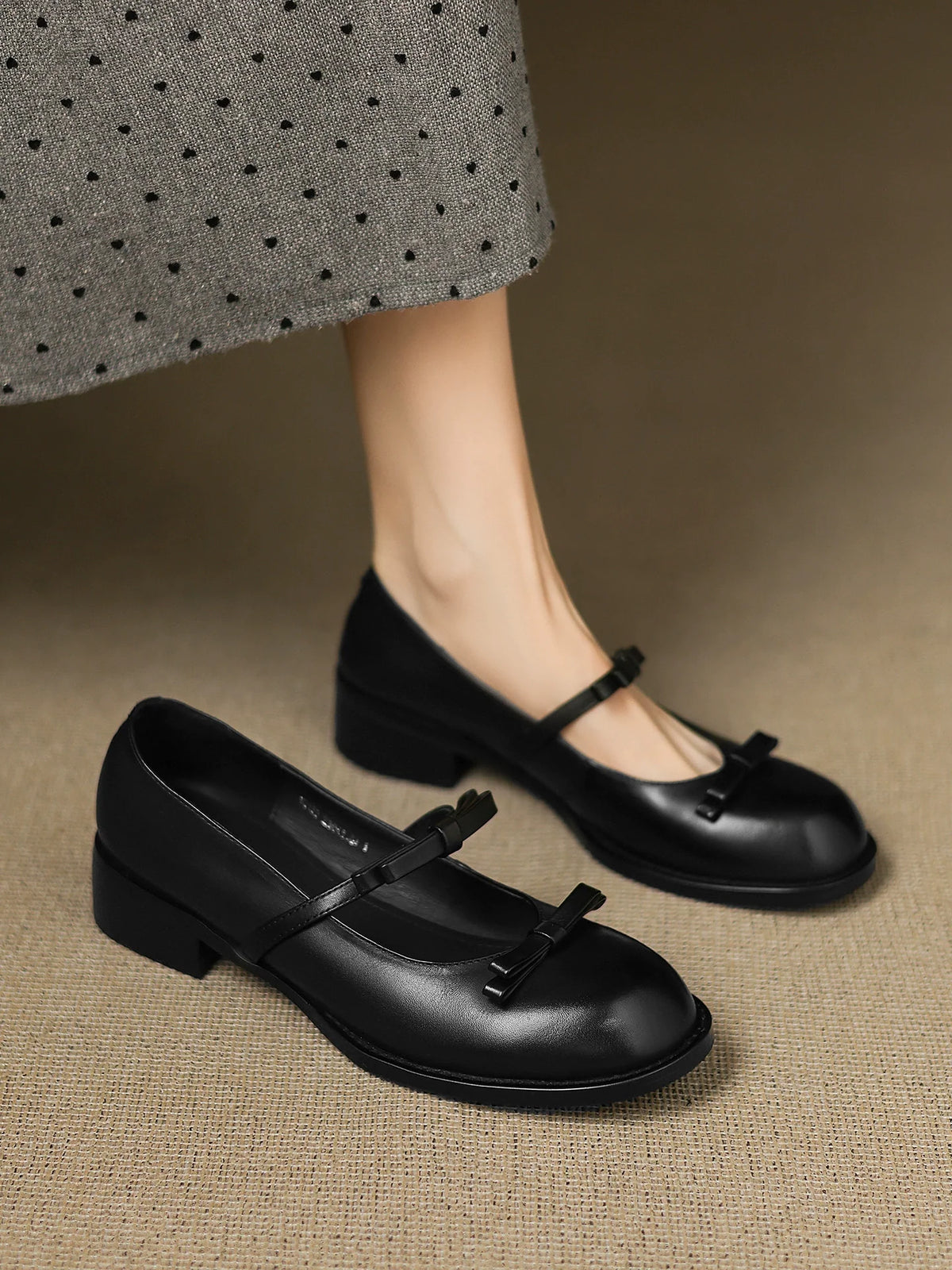 Women Retro Leather Chunky Round Toe One Straped Shoes