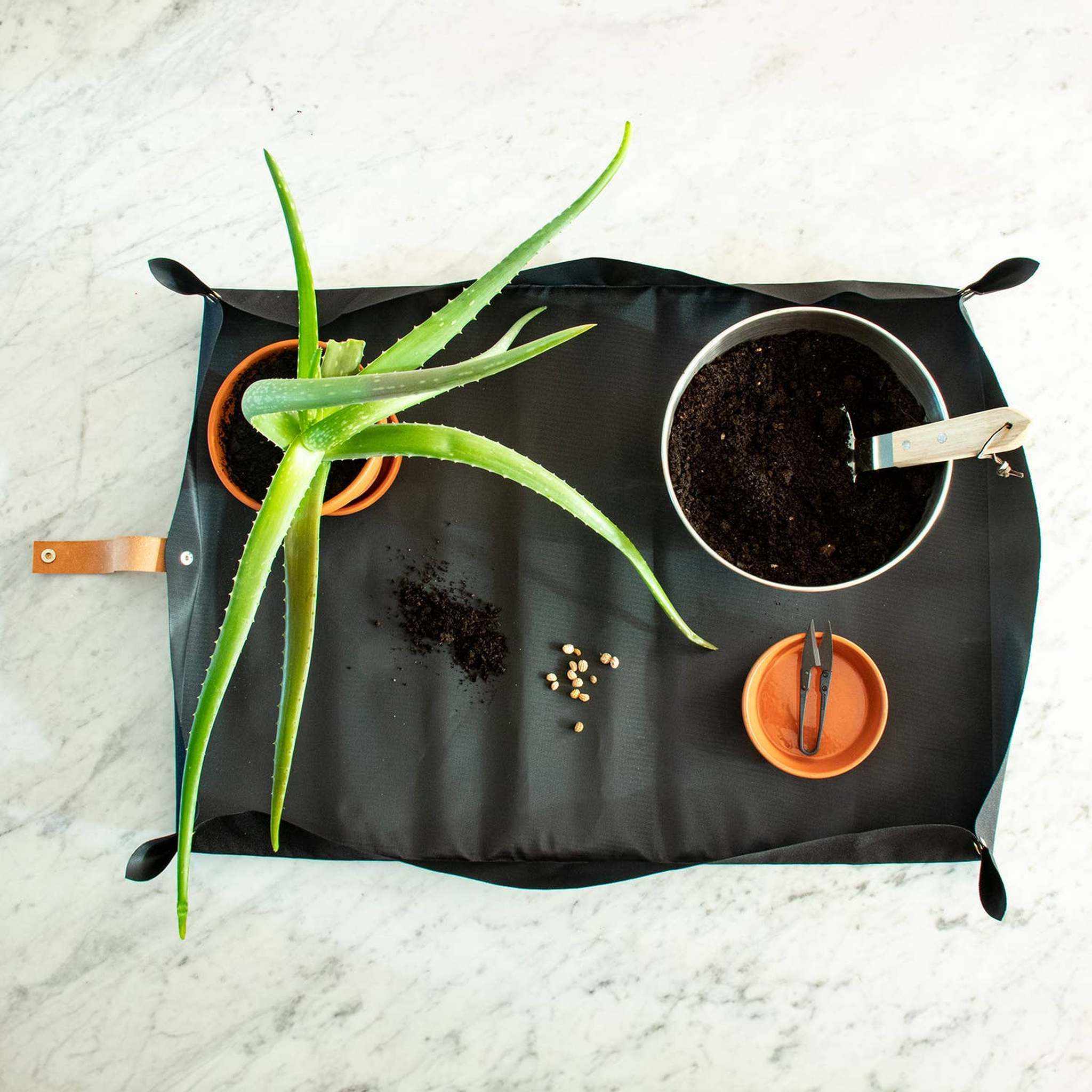 Potting tarp for urban gardening: Vegan black ribbon