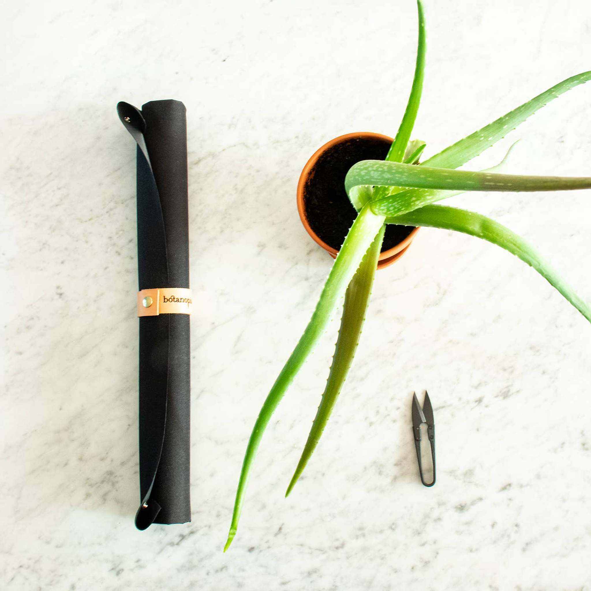 Potting tarp for urban gardening: Vegan black ribbon