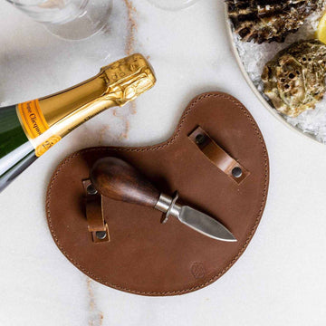 Oyster set with leather glove