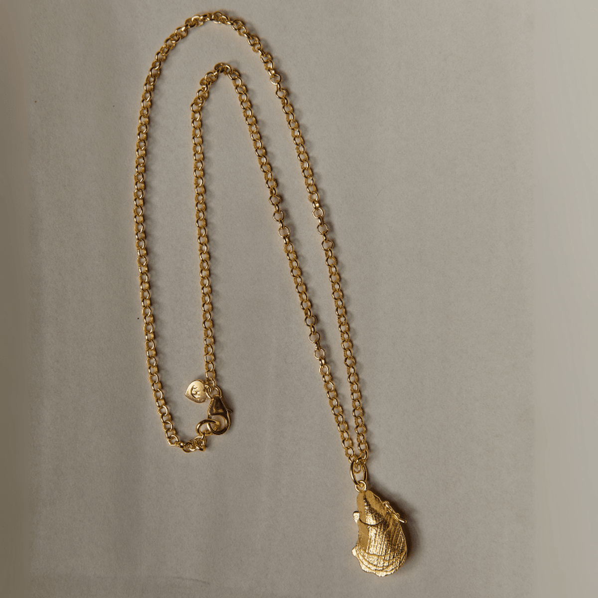 Oyster Vesta Case Necklace